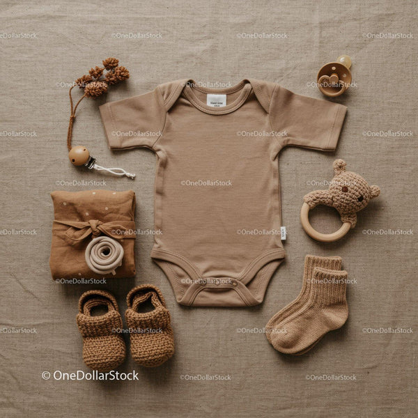 Neutralne akcesoria dla niemowląt w stylu flat lay