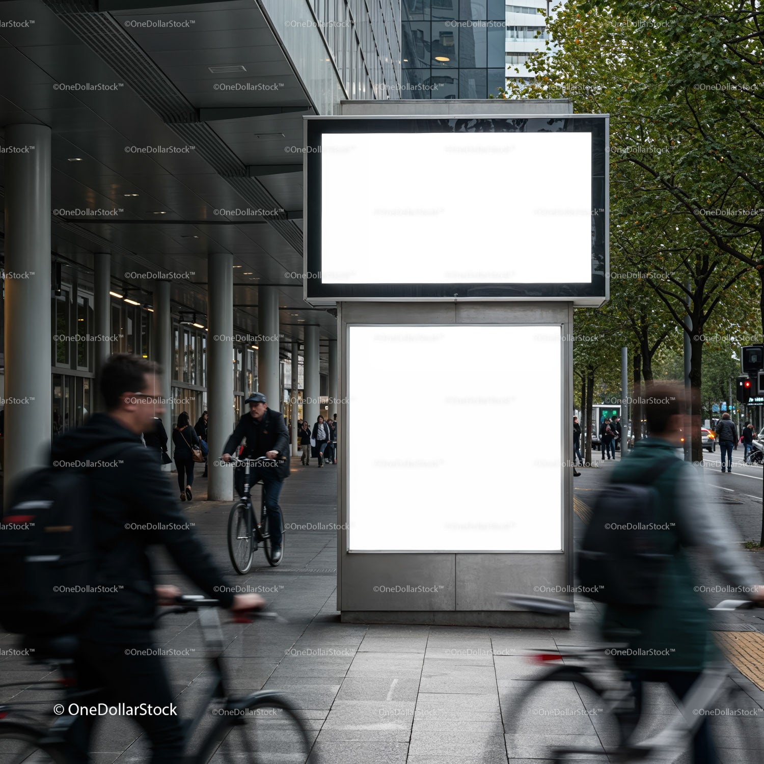 Dojeżdżający do pracy rowerzyści mijają puste miejskie billboardy