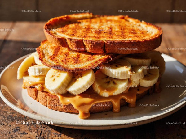 Tost z bananem i masłem orzechowym na rustykalnym drewnianym stole