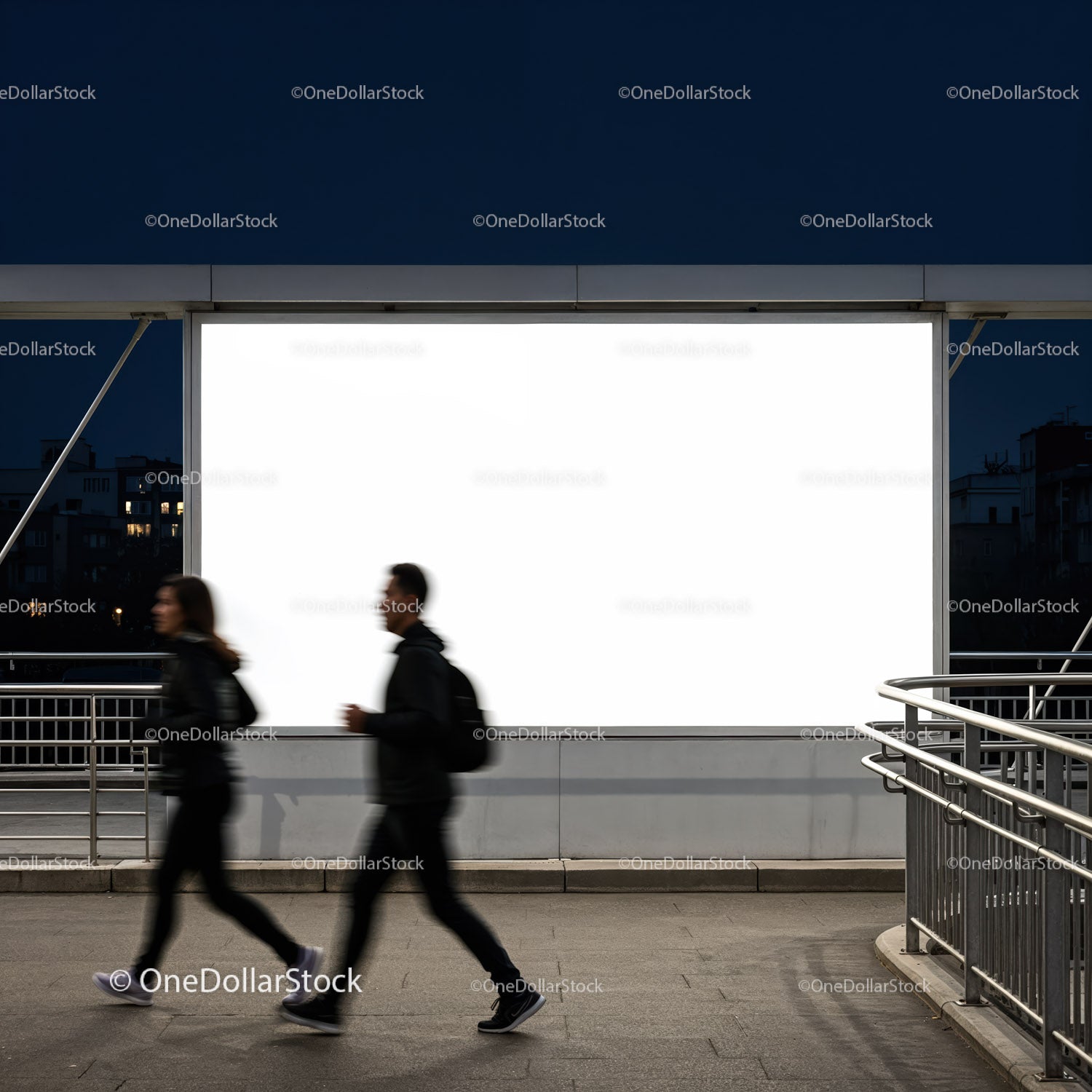 Dwie osoby przechodzą nocą obok oświetlonego, pustego billboardu