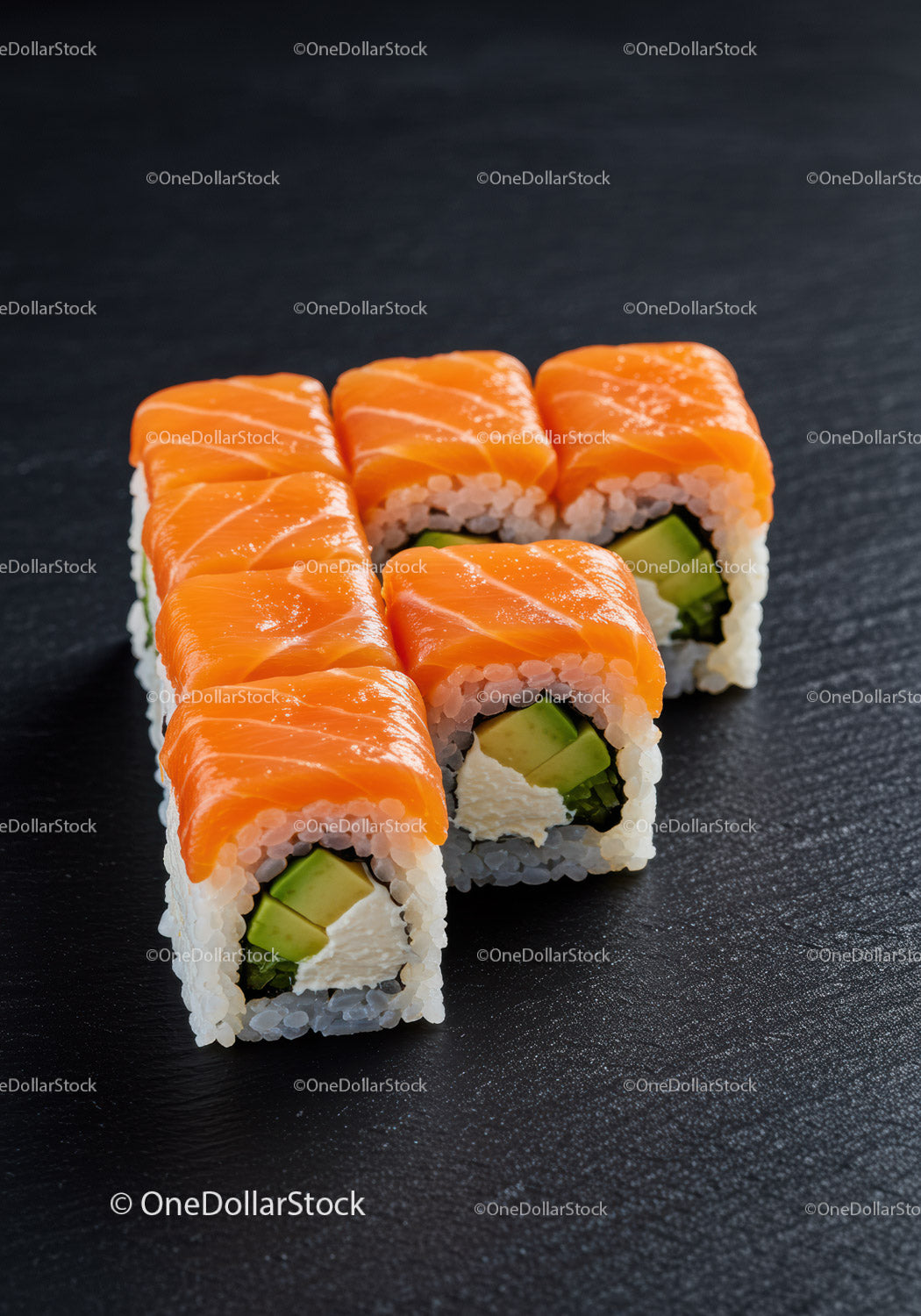 Świeże rolki sushi z łososiem, awokado i serkiem śmietankowym