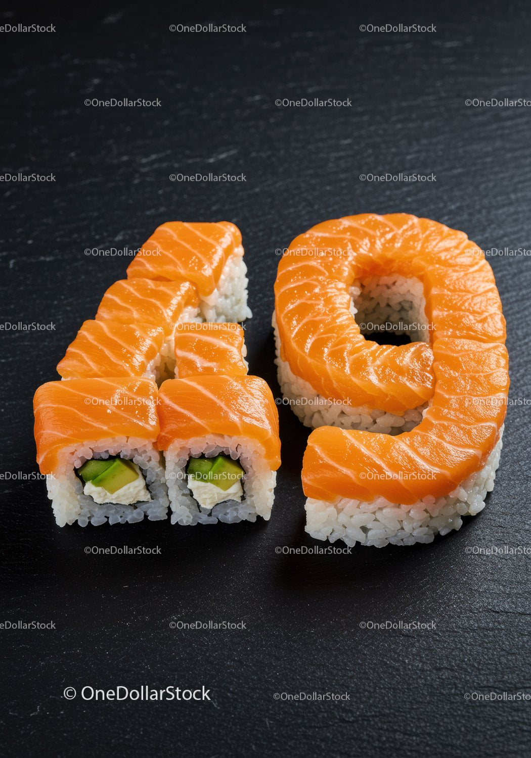 Rolki sushi ułożone w numer czterdzieści dziewięć na czarnej tablicy