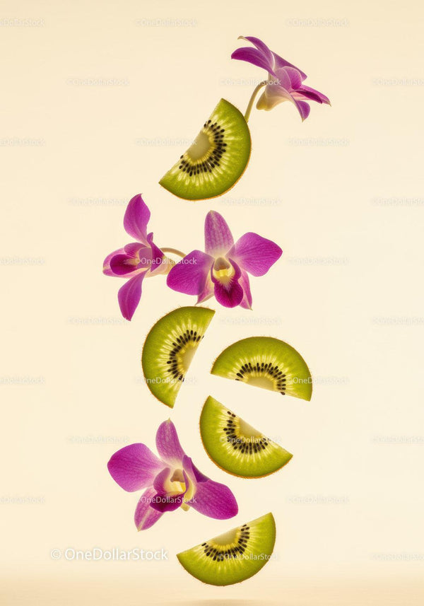 Świeże plastry kiwi z żywymi kwiatami orchidei na beżowym tle