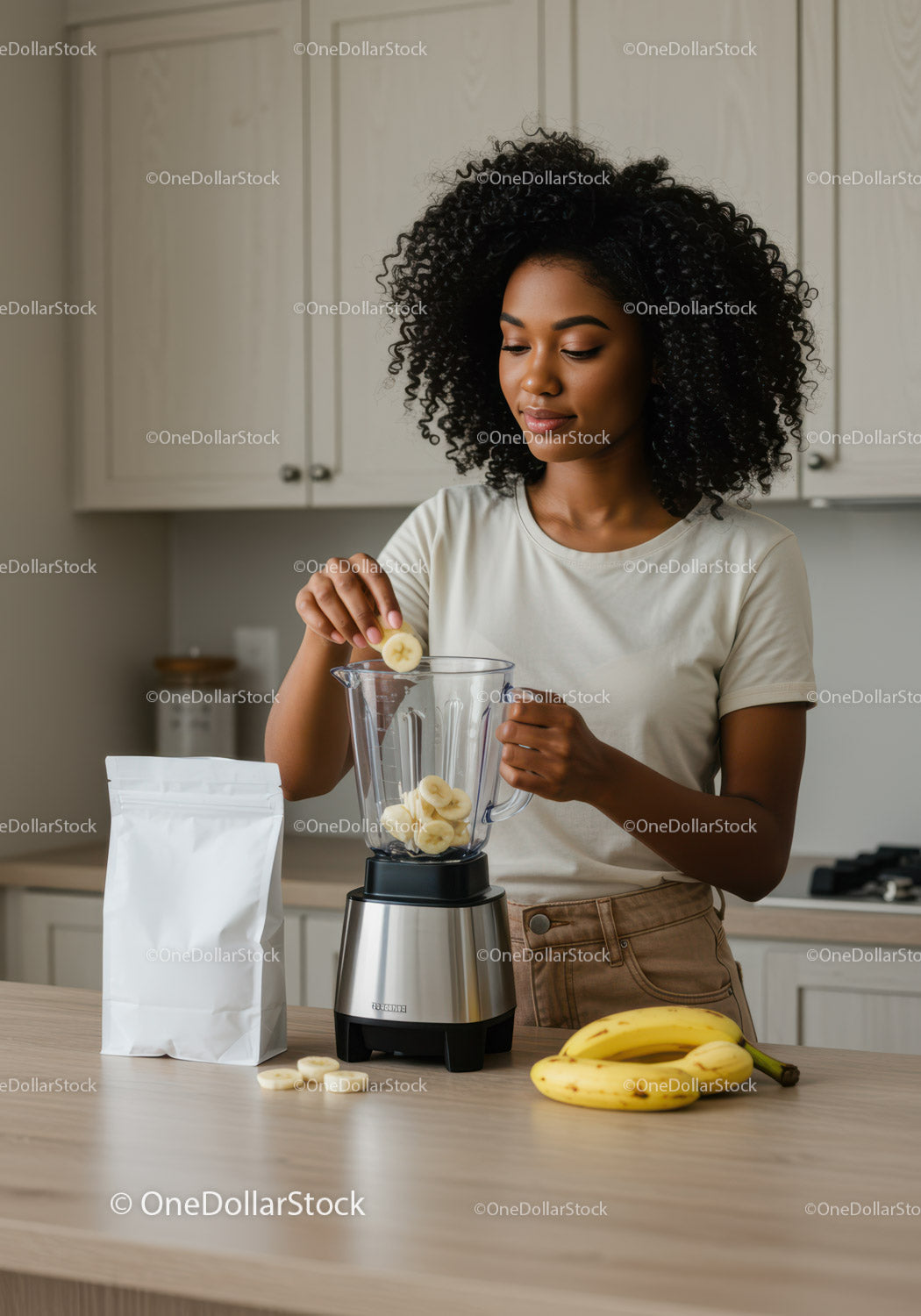 Kobieta robiąca koktajl bananowy w nowoczesnej kuchni