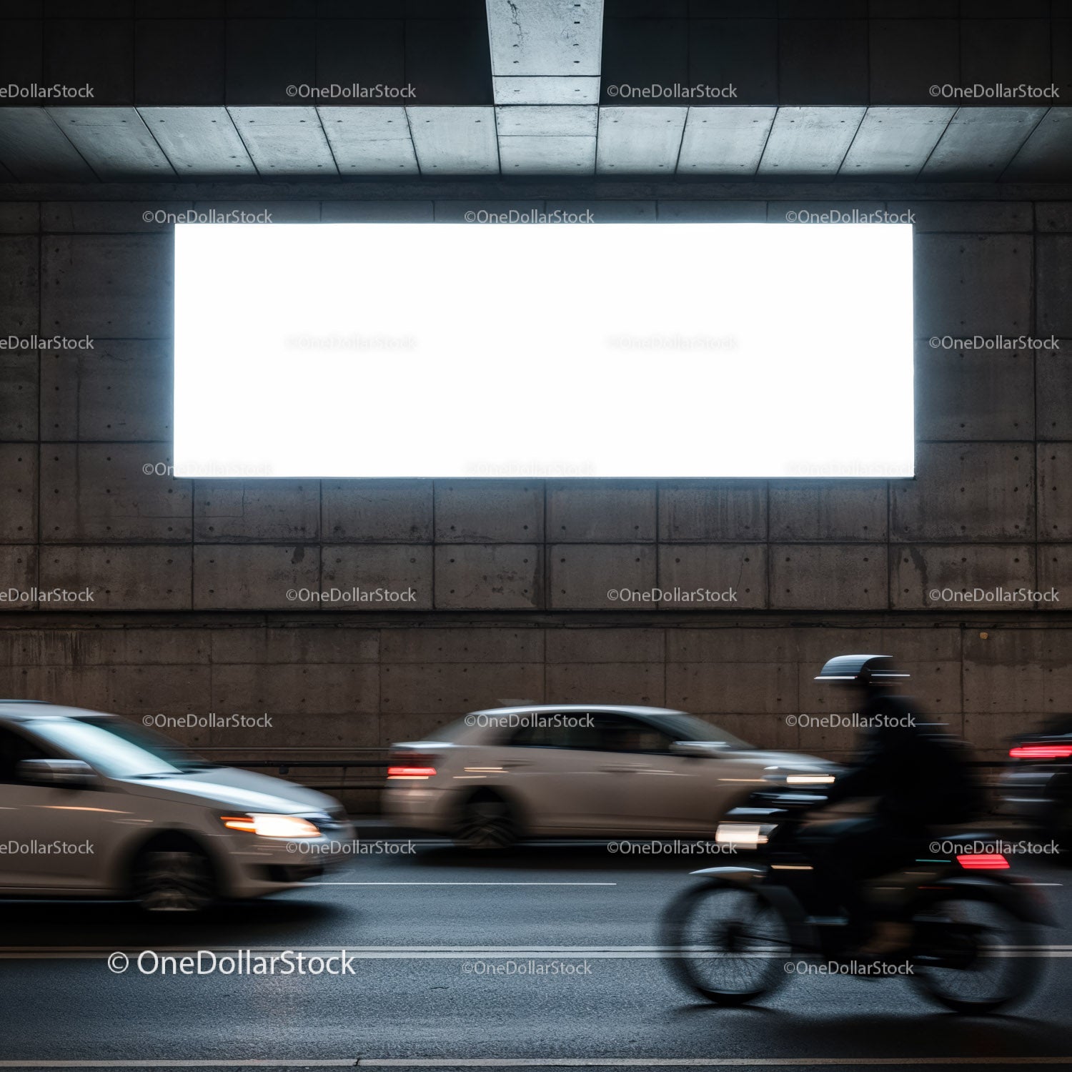 Rozmazany ruch pojazdów przejeżdżających pod miejskim billboardem