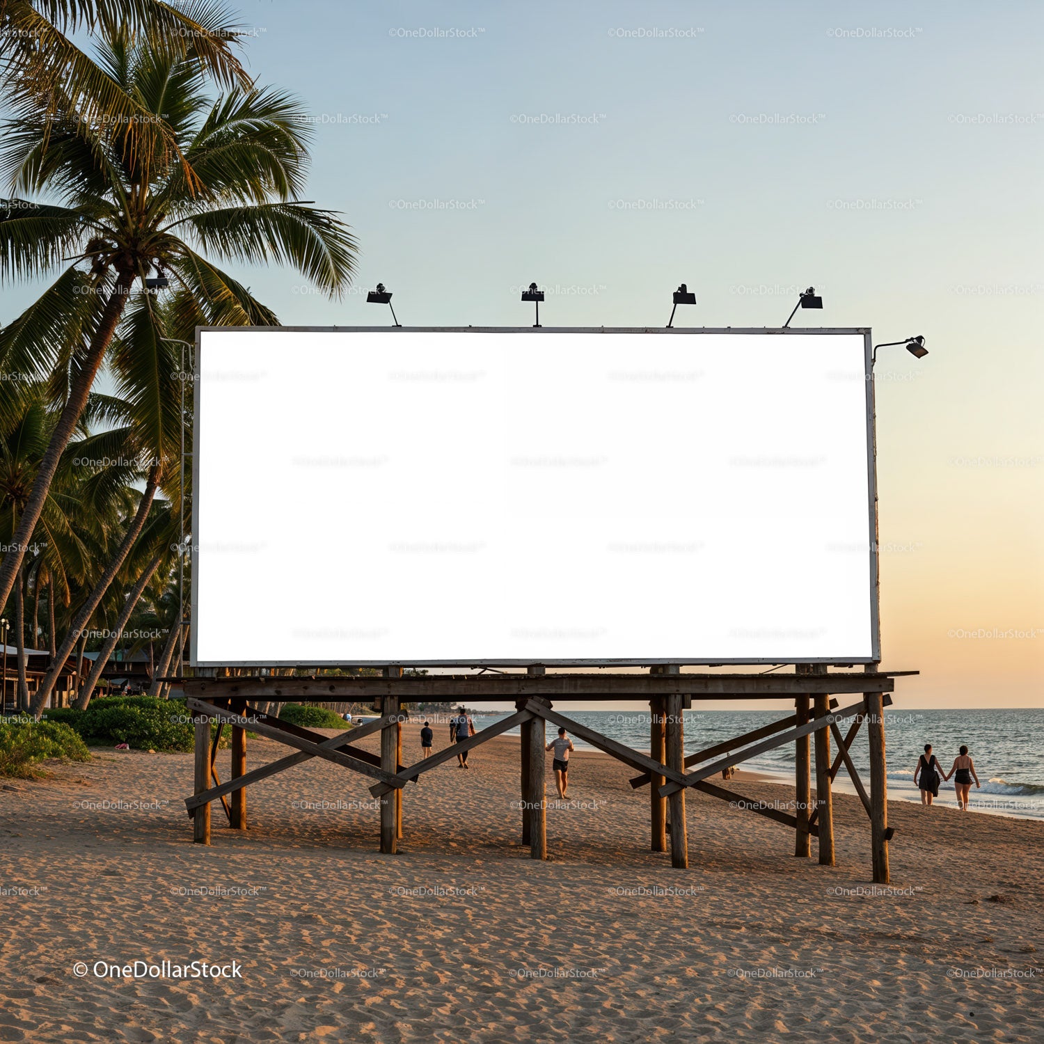 Duży, pusty billboard na tropikalnej plaży o zachodzie słońca