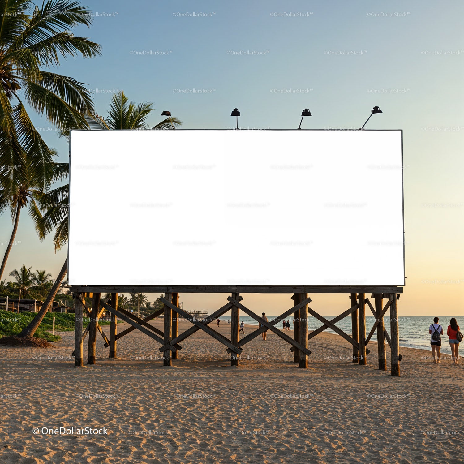 Pusty billboard na plaży o zachodzie słońca, w otoczeniu palm