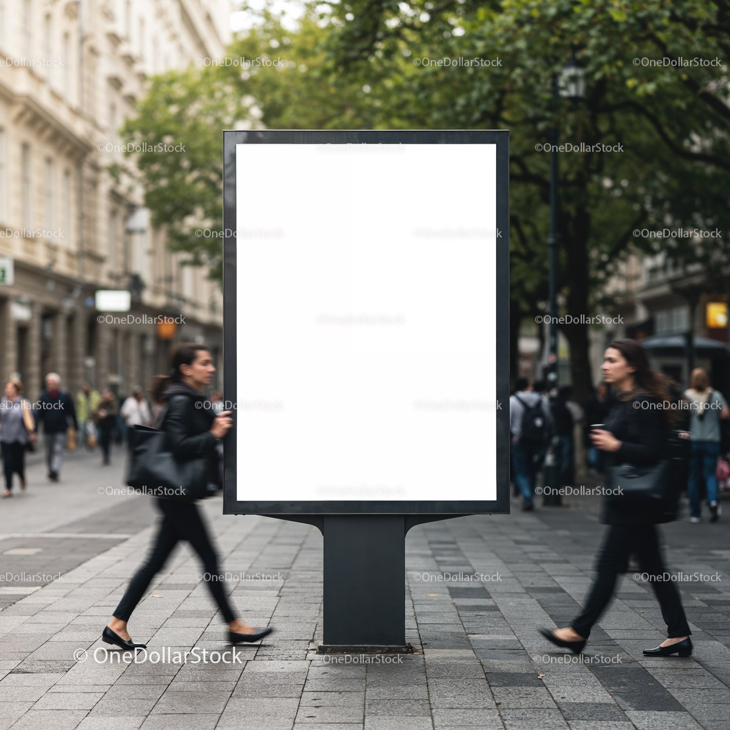 Ruchliwa ulica miejska z pustym billboardem i poruszającymi się pieszymi