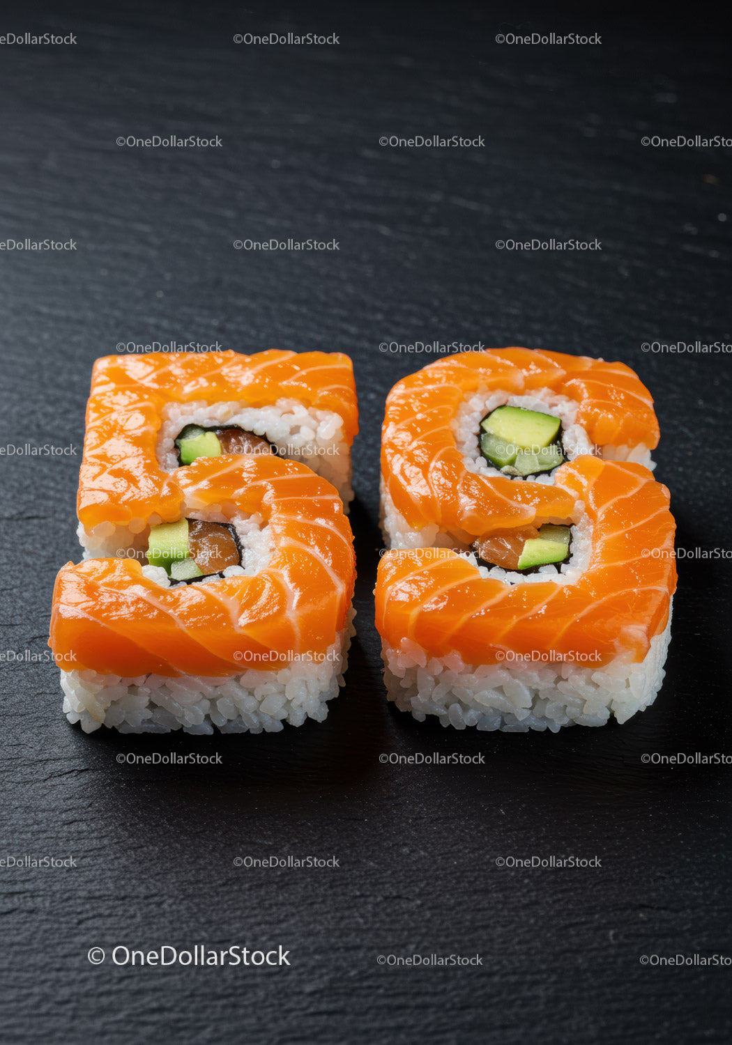 Rolki sushi w kształcie numeru 55 na czarnym łupku