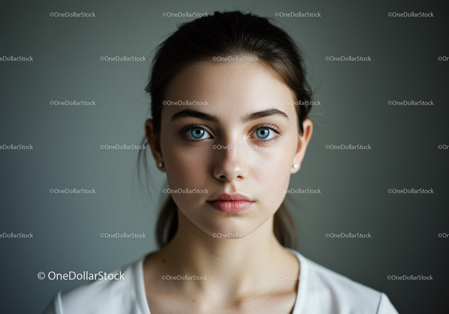 Portret młodej kobiety z jasnoniebieskimi oczami i naturalnym makijażem