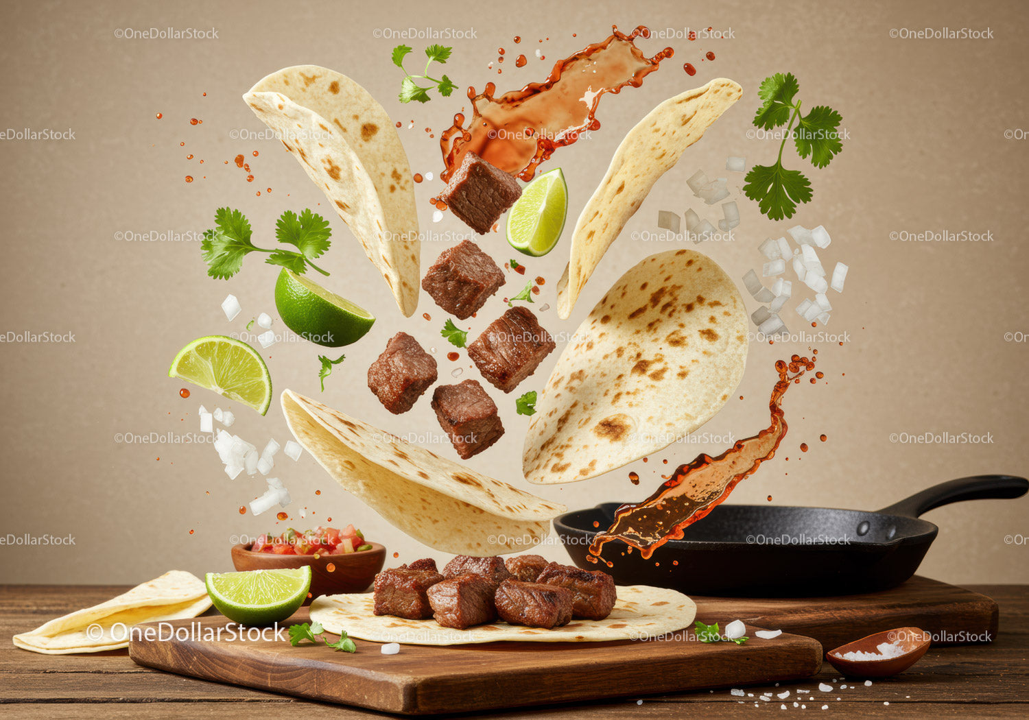 Pływające składniki do tacos z wołowiną i rozpryskującym się sosem
