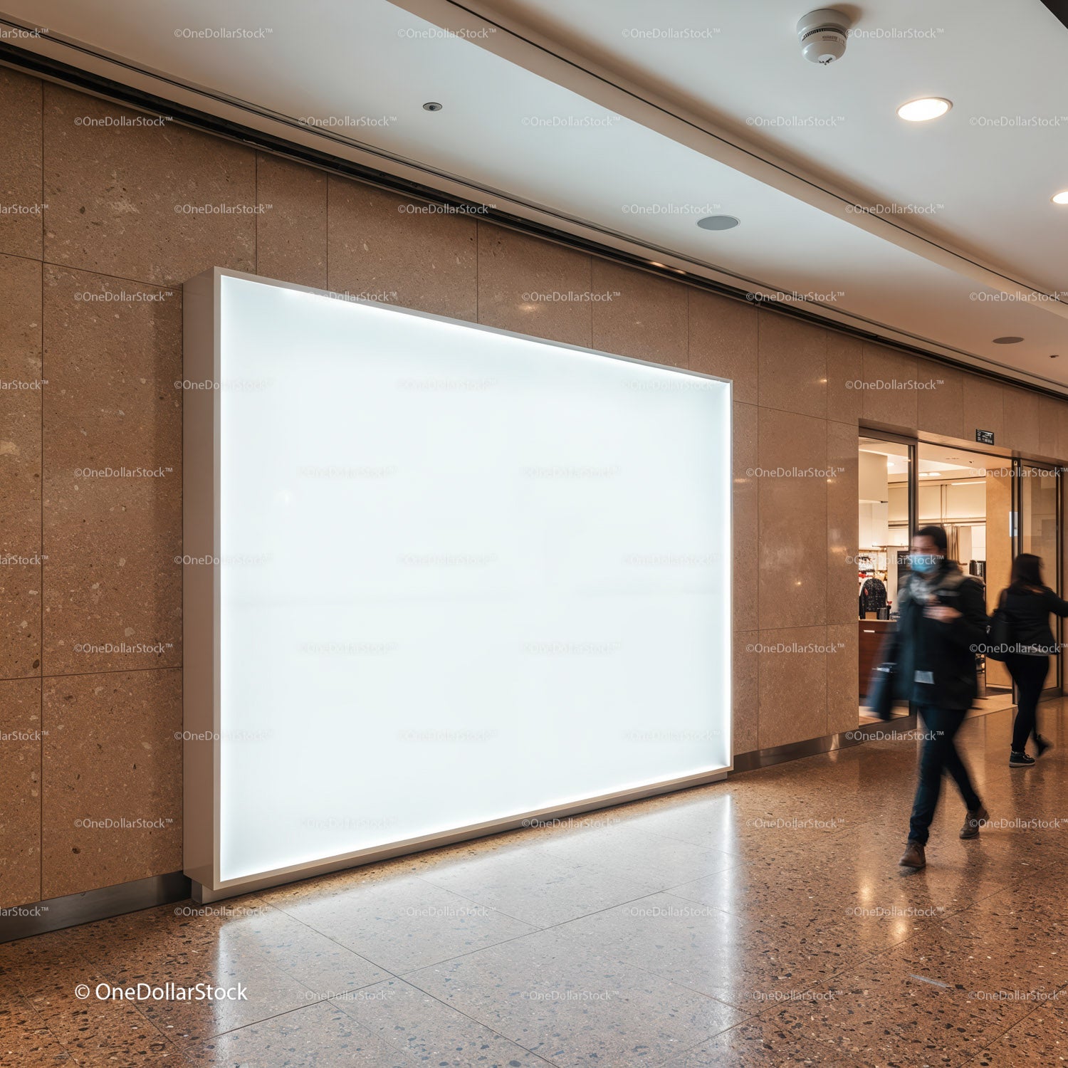 Jasny, pusty panel reklamowy w nowoczesnym centrum handlowym