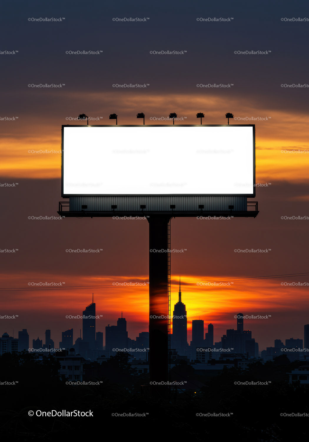 Sylwetka pustego billboardu na tle zachodzącego słońca w mieście