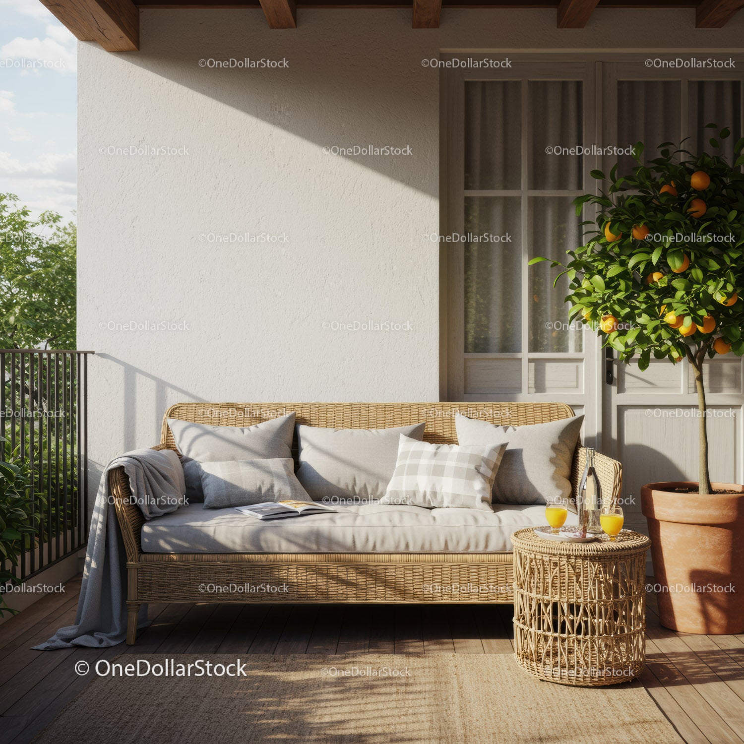 Przytulny balkon z rattanową sofą i drzewem pomarańczowym