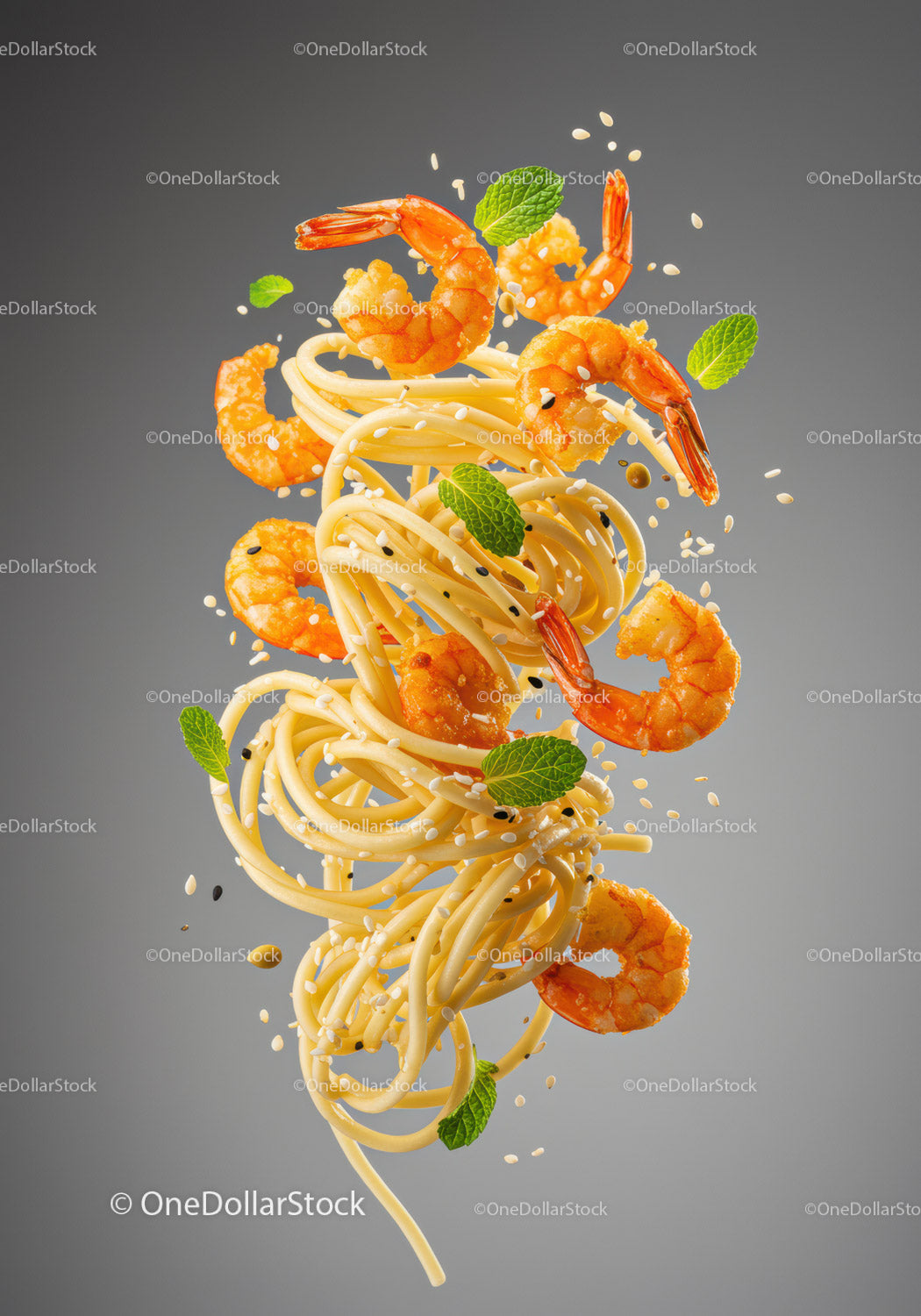 Latający spaghetti z krewetkami i świeżymi liśćmi mięty