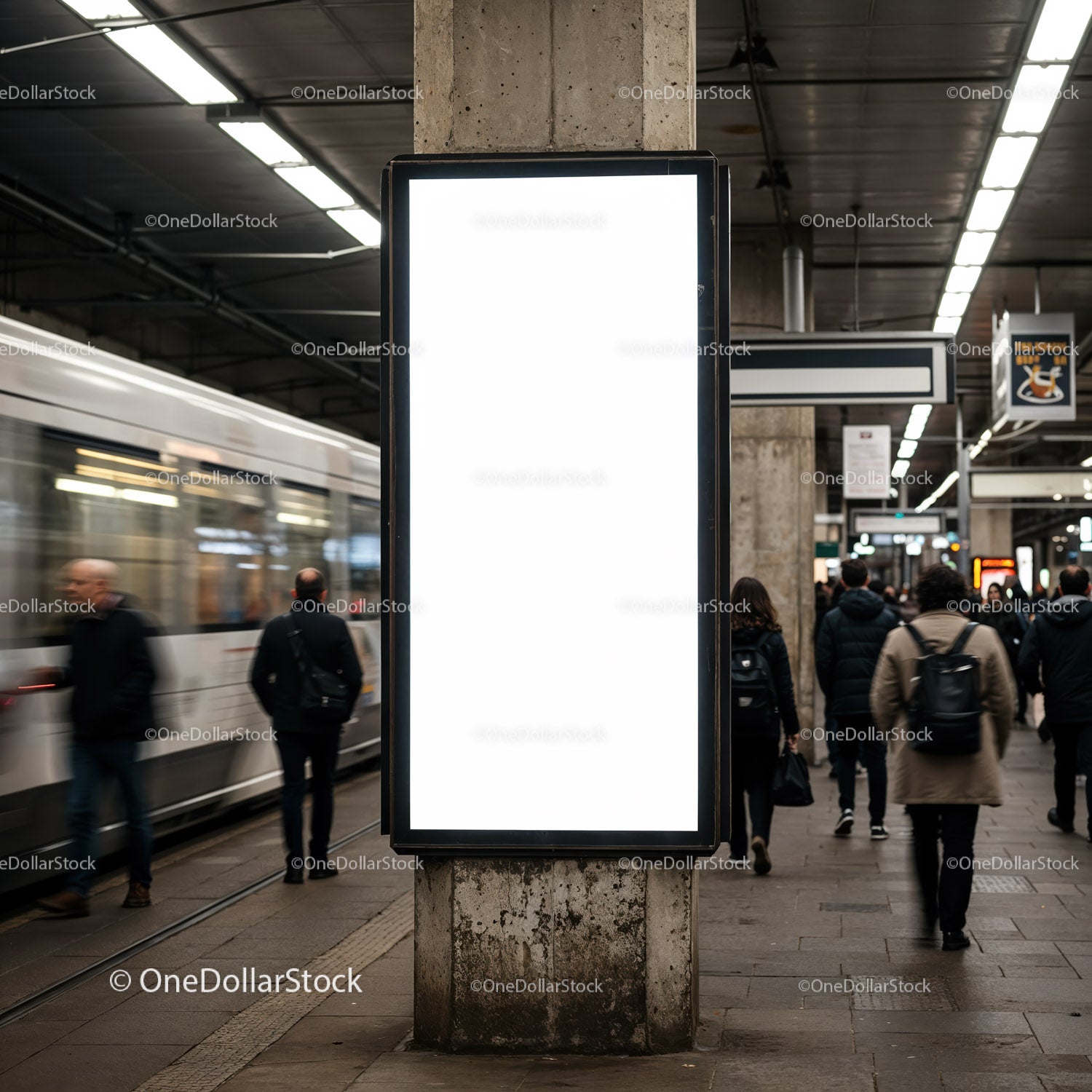 Pusty, oświetlony billboard na ruchliwej stacji metra