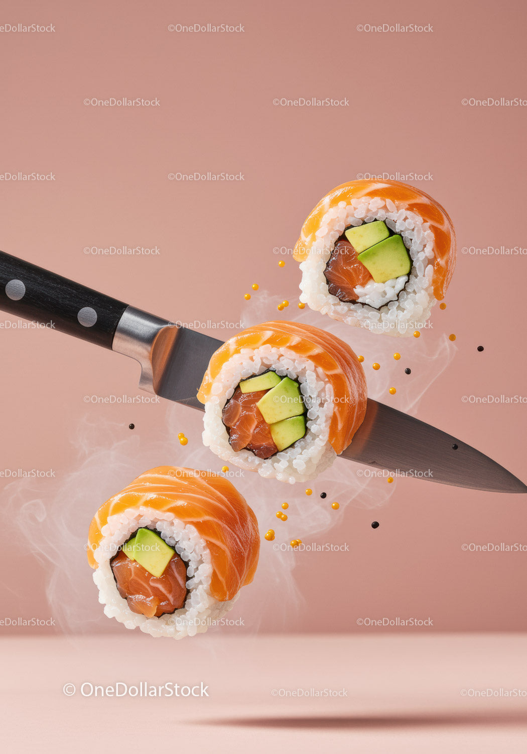 Świeże rolki sushi z łososiem, ułożone na ostrym nożu kuchennym