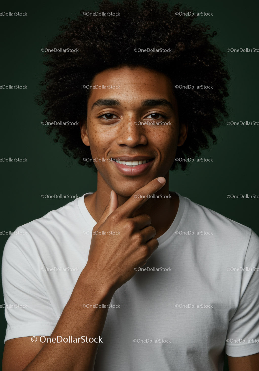 Pewny siebie młody mężczyzna z fryzurą afro w swobodnym stroju