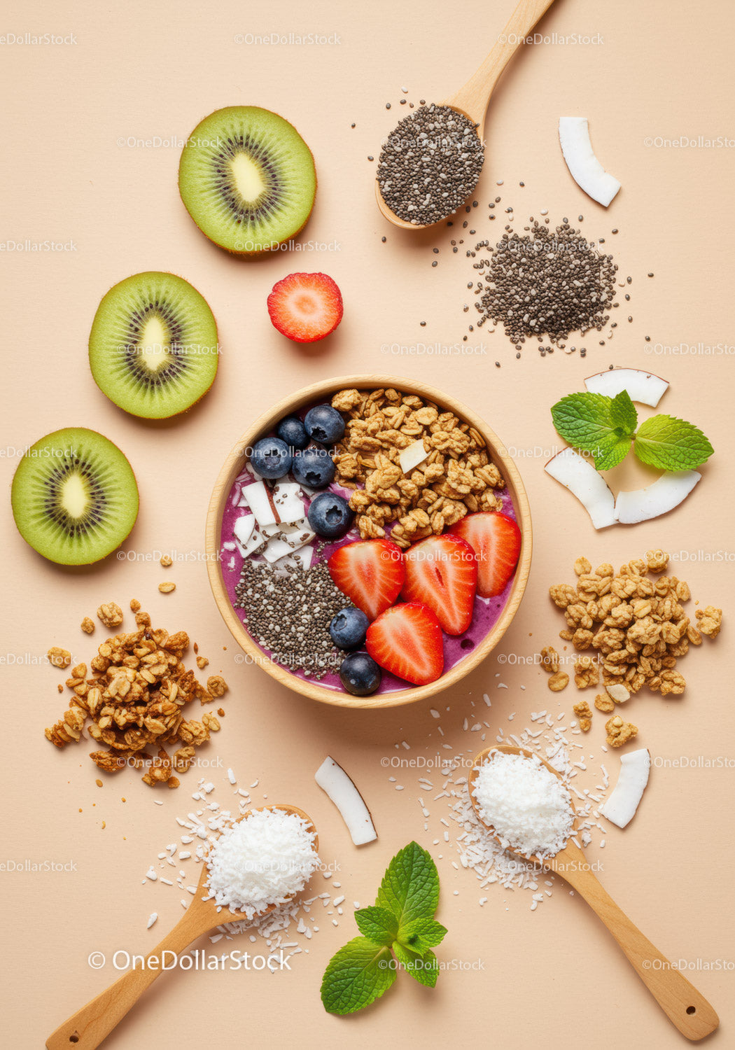 Miska smoothie ze świeżymi jagodami, granolą i plasterkami kiwi