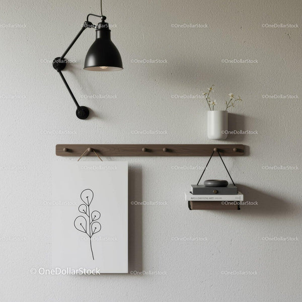 Elegancka dekoracja ścienna z drewnianą półką i czarną regulowaną lampą