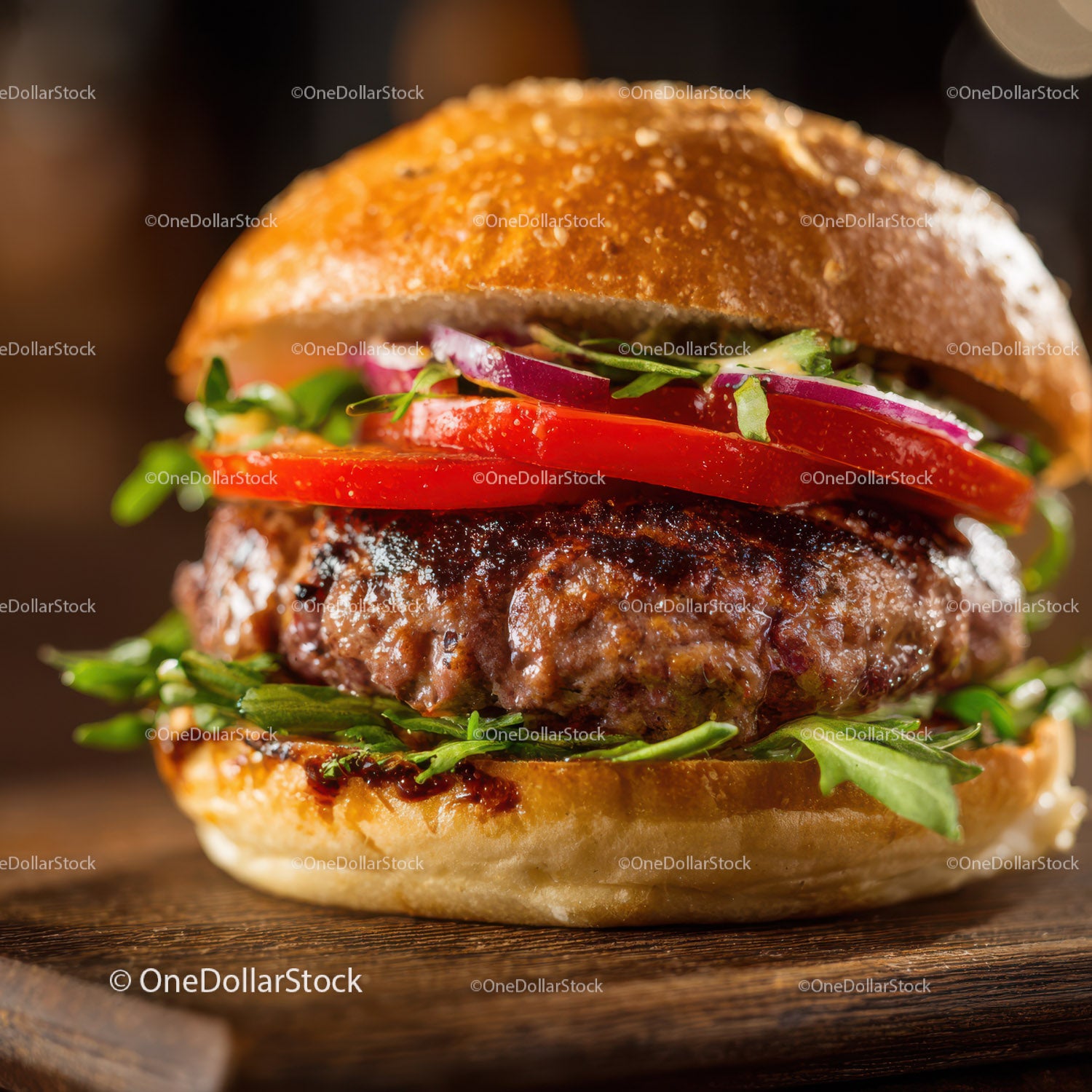Soczysty burger wołowy z pomidorami, czerwoną cebulą i zielonymi warzywami