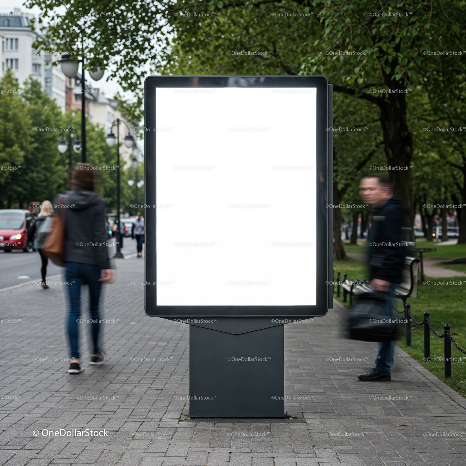 Pusty miejski billboard na ruchliwym chodniku w mieście