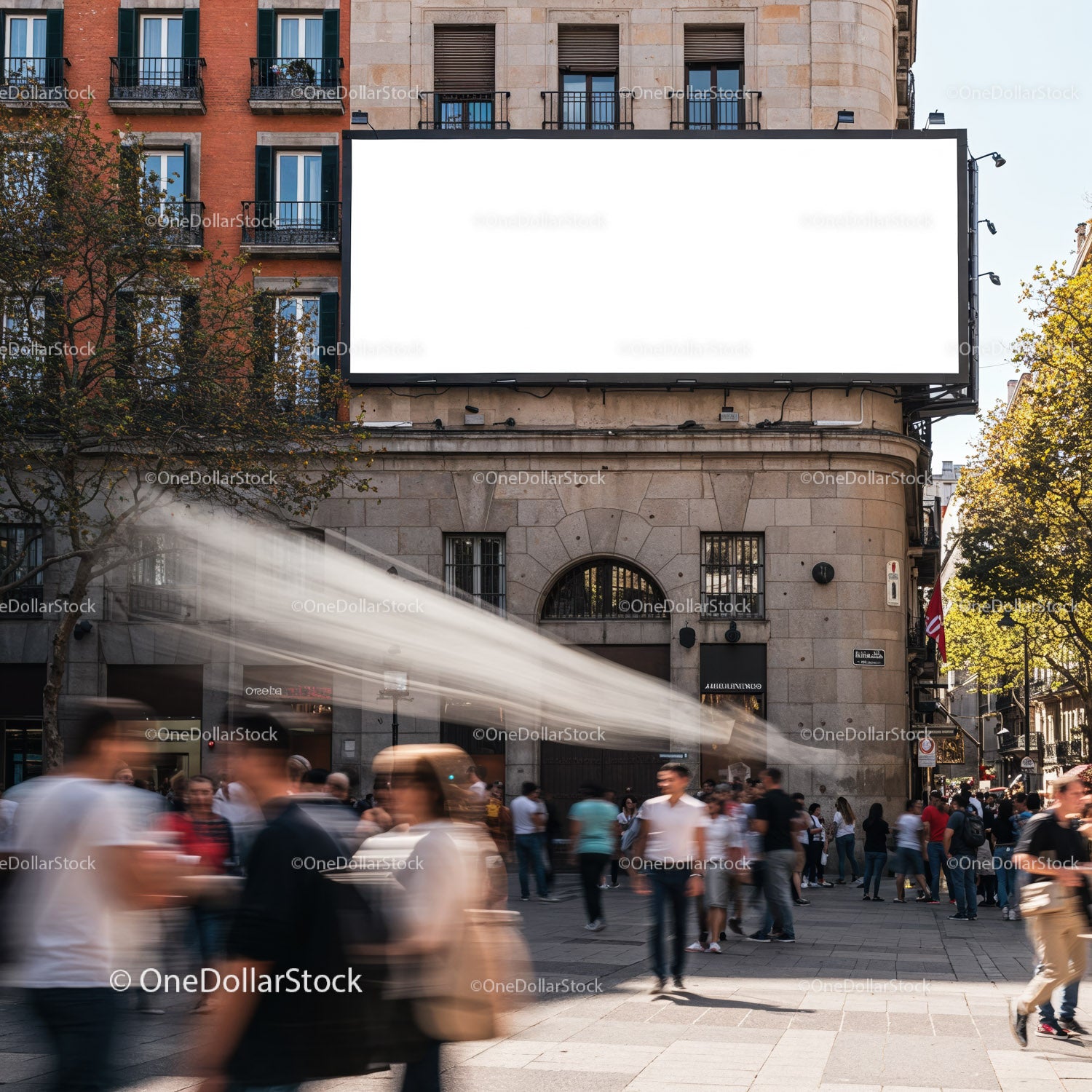 Zatłoczony plac miejski z dużym pustym billboardem i ruchem