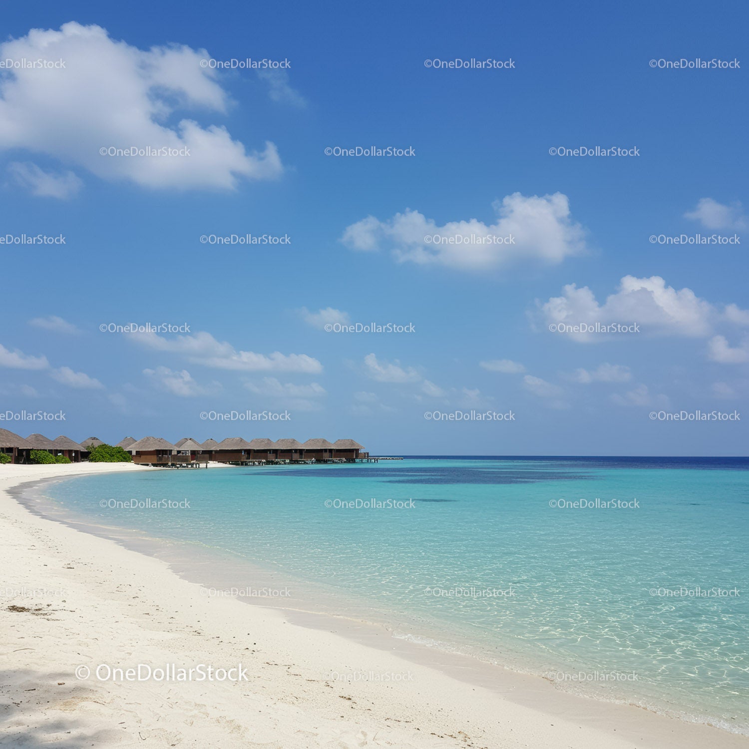 Bungalowy na wodzie nad czystym błękitnym morzem z białą, piaszczystą plażą