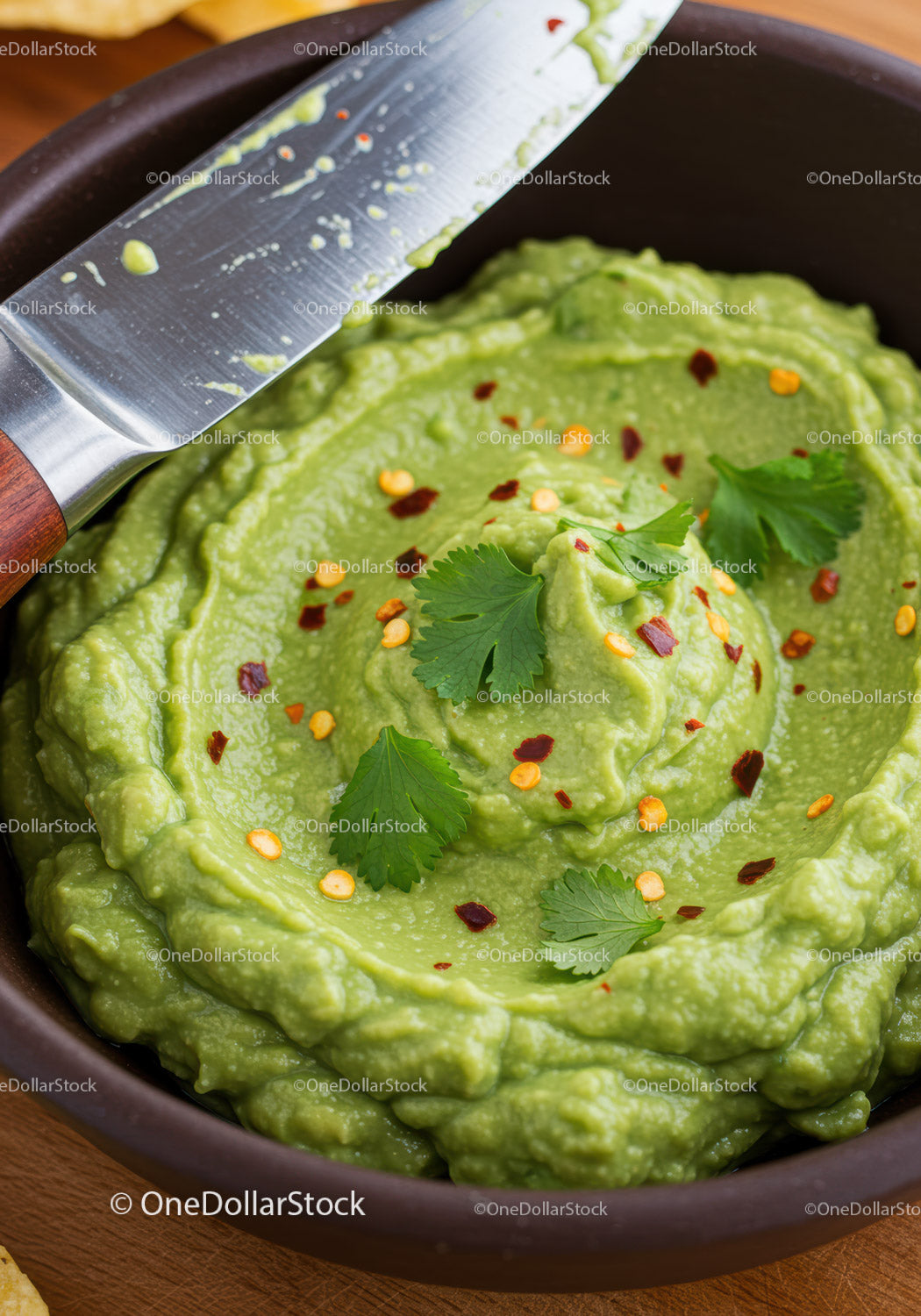 Kremowy dip guacamole z płatkami chili i świeżą kolendrą