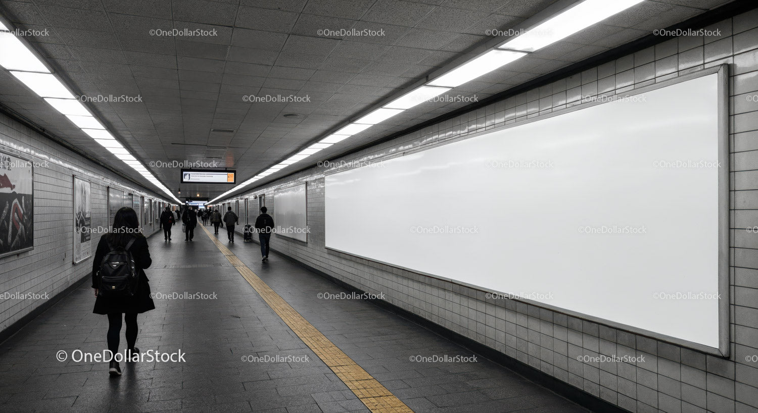 Nowoczesny tunel metra z pasażerami i kafelkowymi ścianami