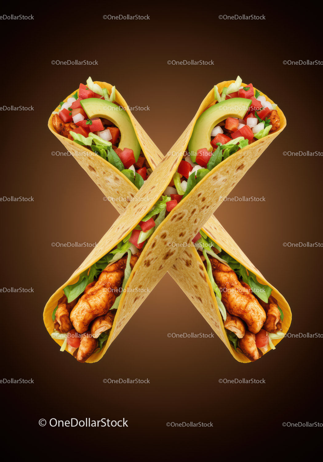 Dwa tacos z kurczakiem i świeżymi warzywami skrzyżowanymi na brązowym