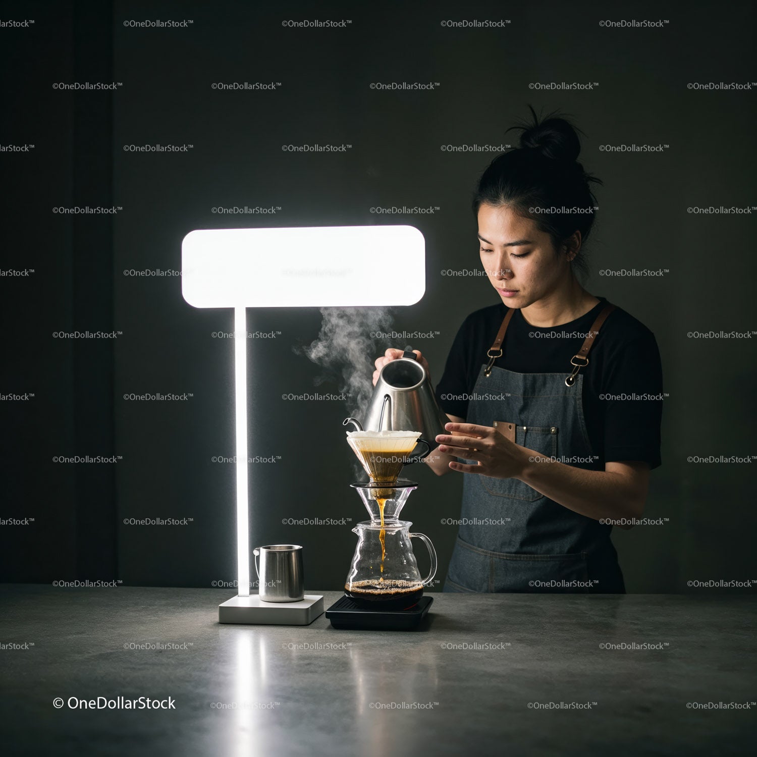 Barista przygotowuje kawę parzoną metodą Pour Over w minimalistycznym otoczeniu
