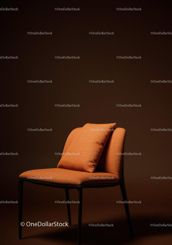 Pomarańczowy nowoczesny fotel z miękkim siedziskiem w minimalistycznym wnętrzu