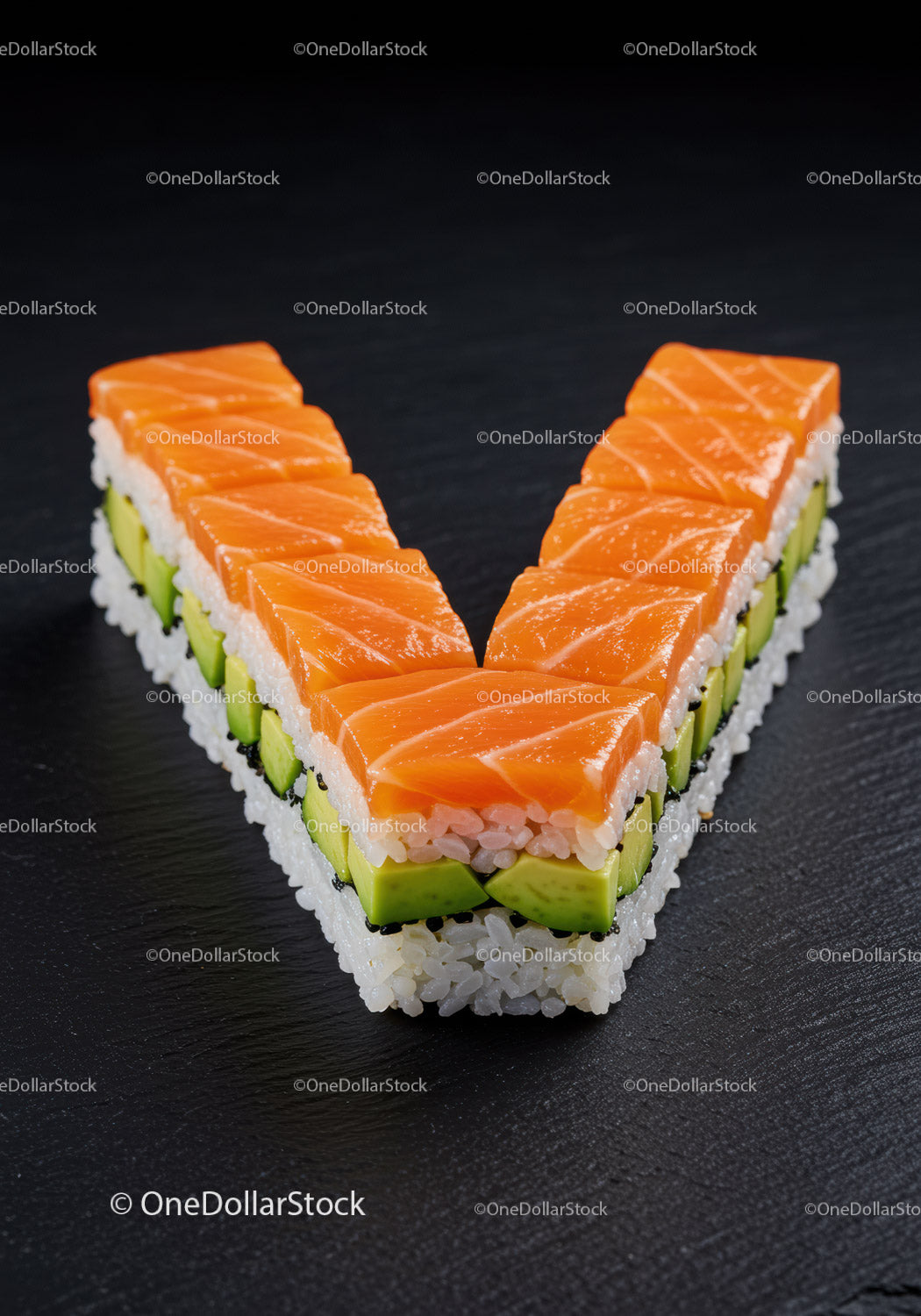 Świeży łosoś i sushi z awokado artystycznie ułożone na czarnym tle