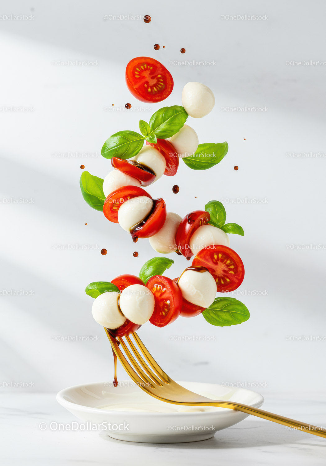 Świeże składniki sałatki Caprese pływające z sosem balsamicznym