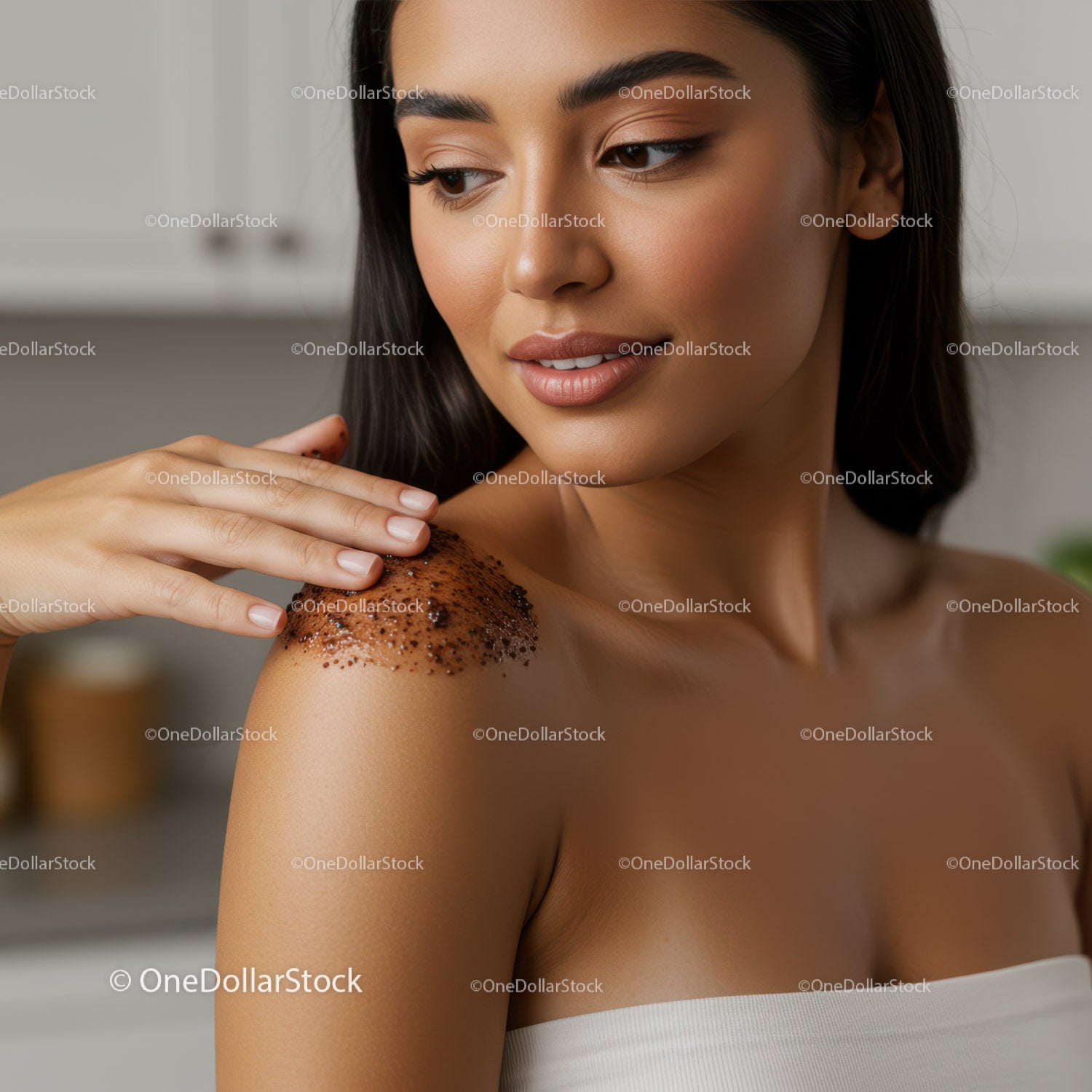 Młoda kobieta nakładająca peeling na ramiona w ramach pielęgnacji skóry