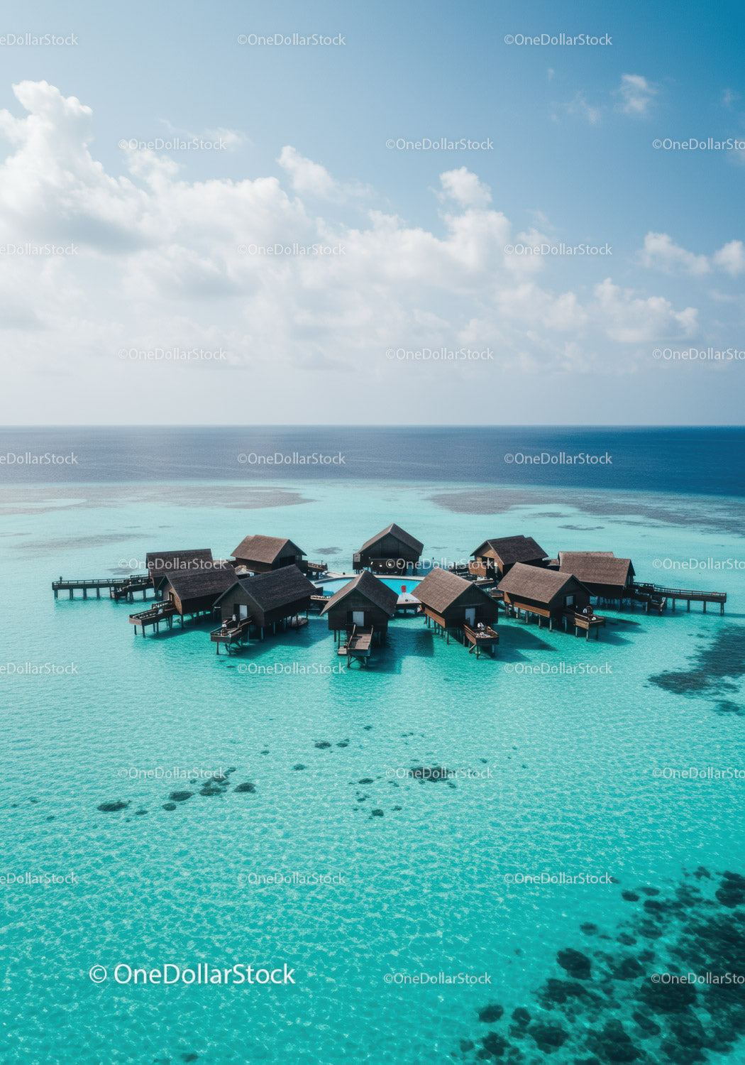 Bungalowy na wodzie w lagunie Turquoise z drewnianymi pomostami i czystym niebem