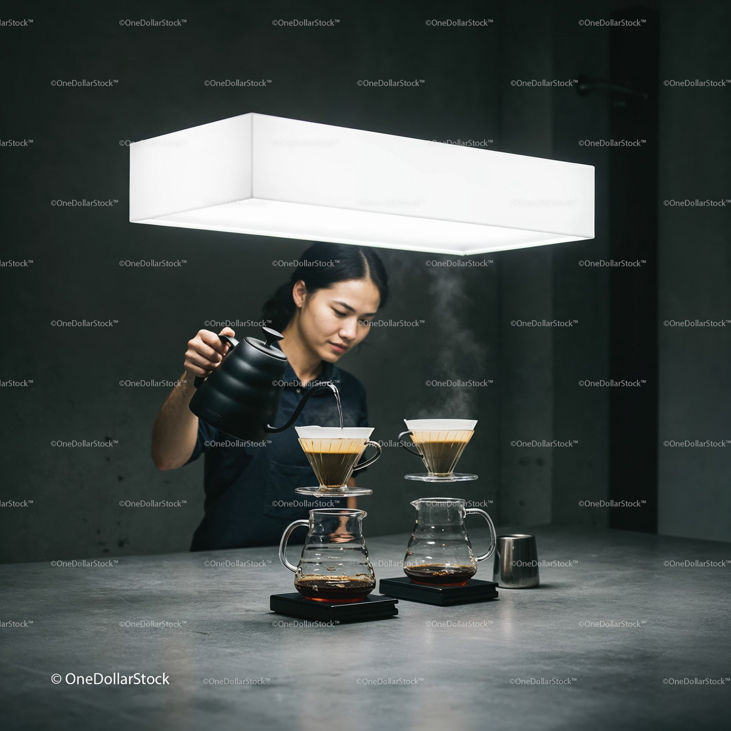 Barista przygotowuje kawę parzoną metodą Pour Over w minimalistycznym otoczeniu