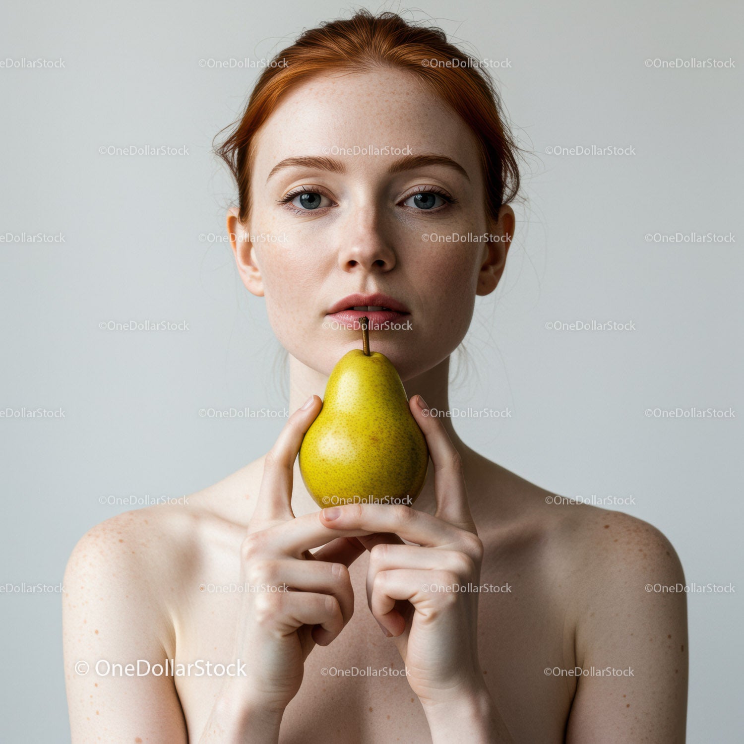 Elegancki portret rudowłosej kobiety trzymającej żółtą gruszkę