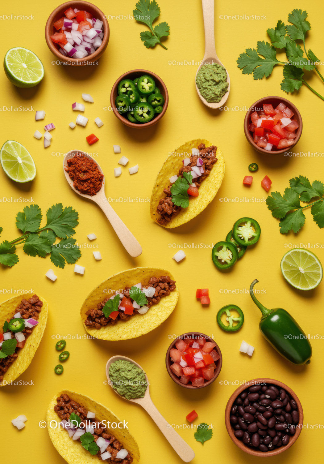 Pyszne mini tacos ze świeżymi składnikami na żółtym tle