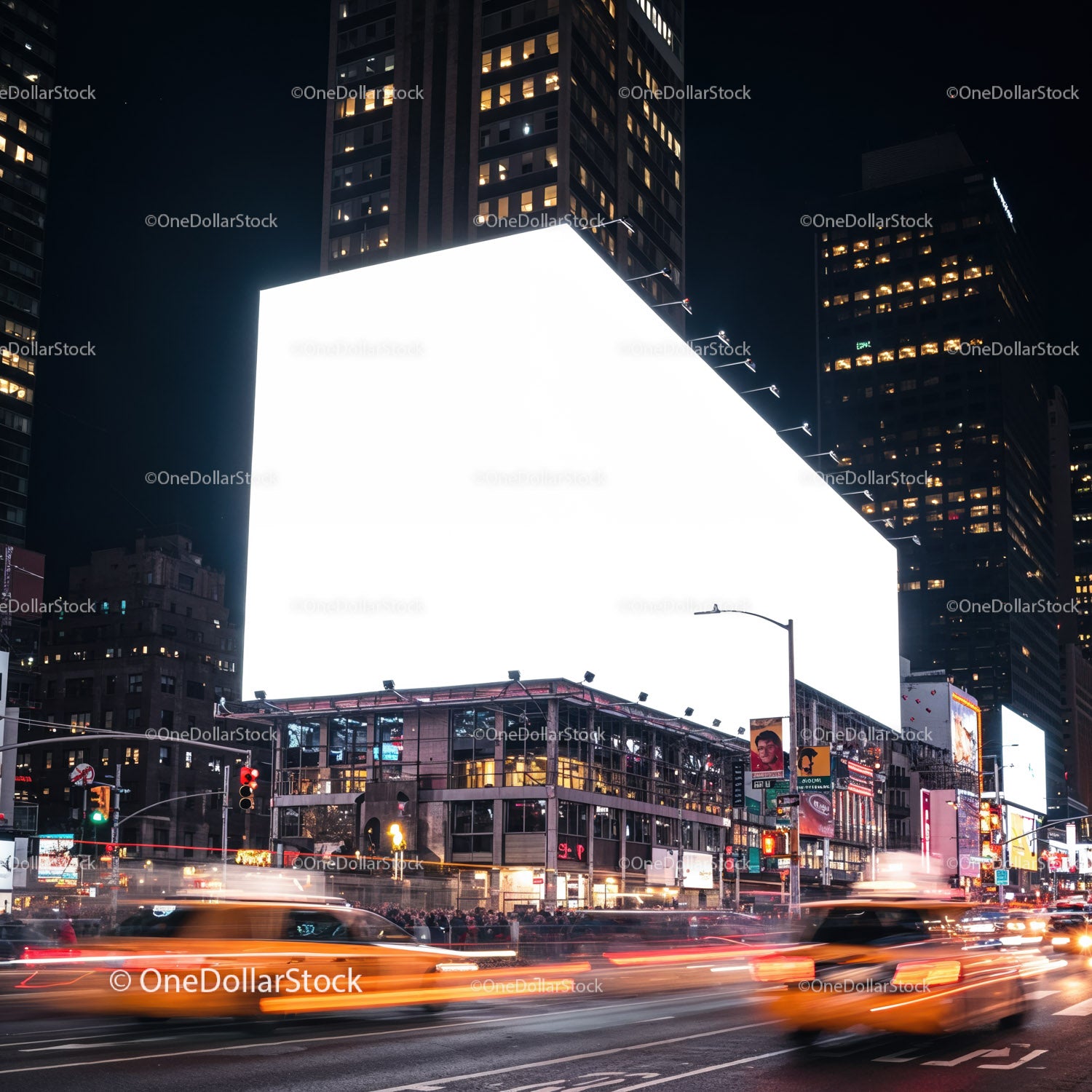 Ruchliwa ulica miejska z oświetlonym billboardem nocą