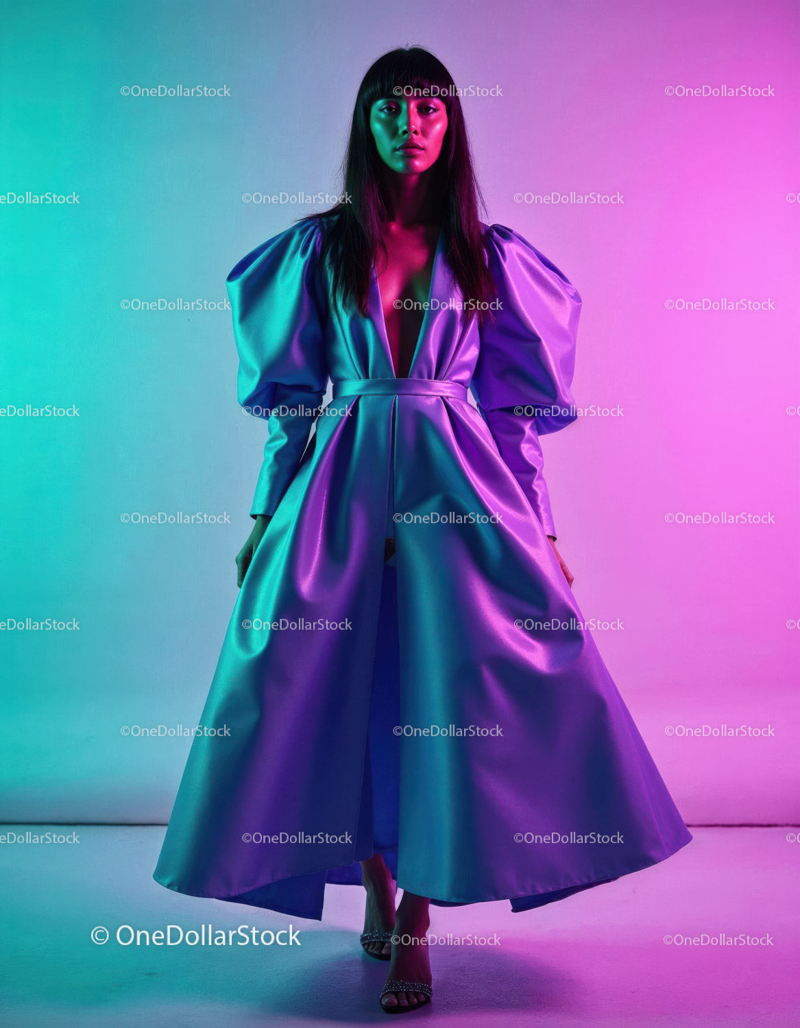 Żywa modelka w kolorowym studiu w eleganckiej sukience