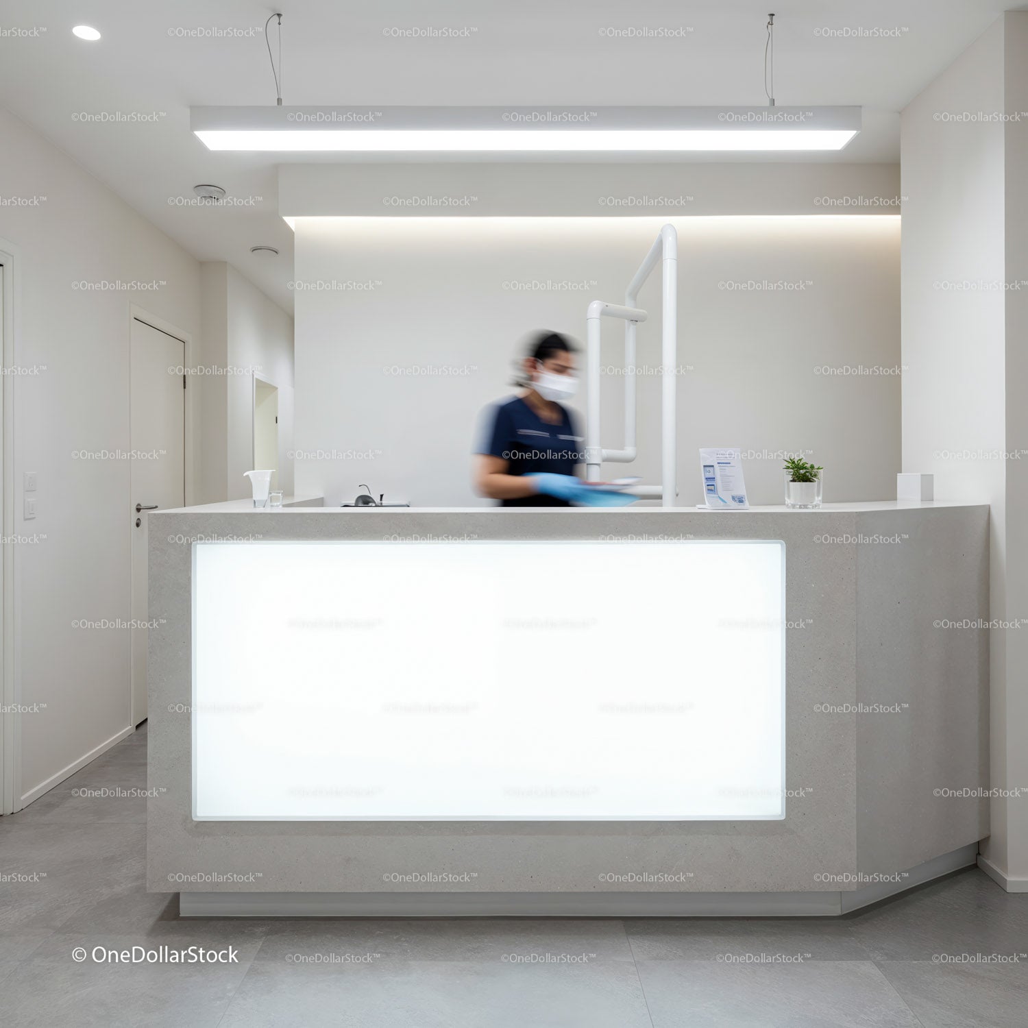 Nowoczesna recepcja kliniki stomatologicznej z personelem w ruchu