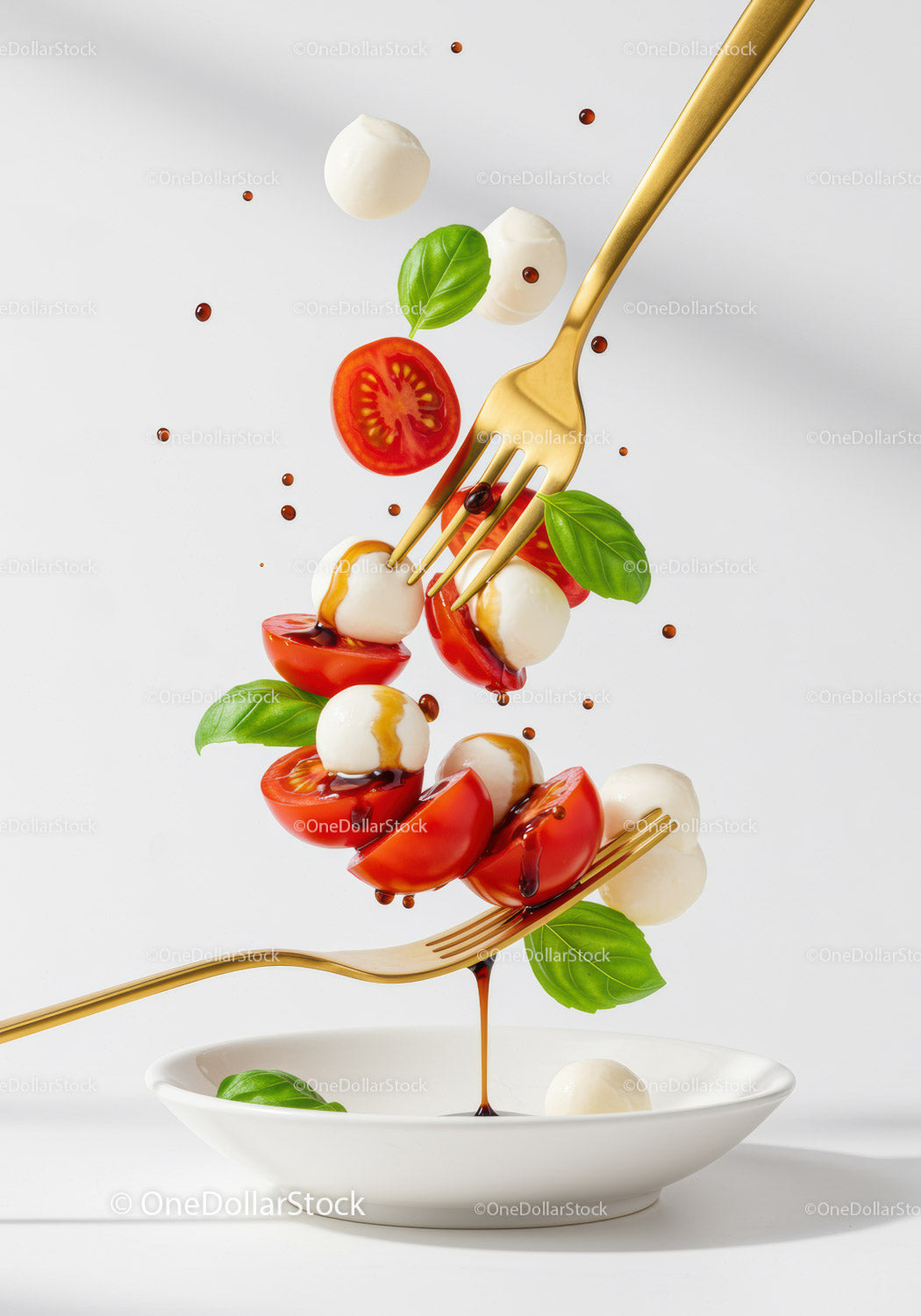 Latająca sałatka Caprese z sosem balsamicznym i złotymi widelcami