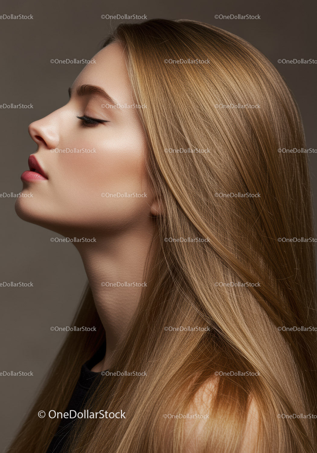 Profil spokojnej młodej kobiety z długimi blond włosami