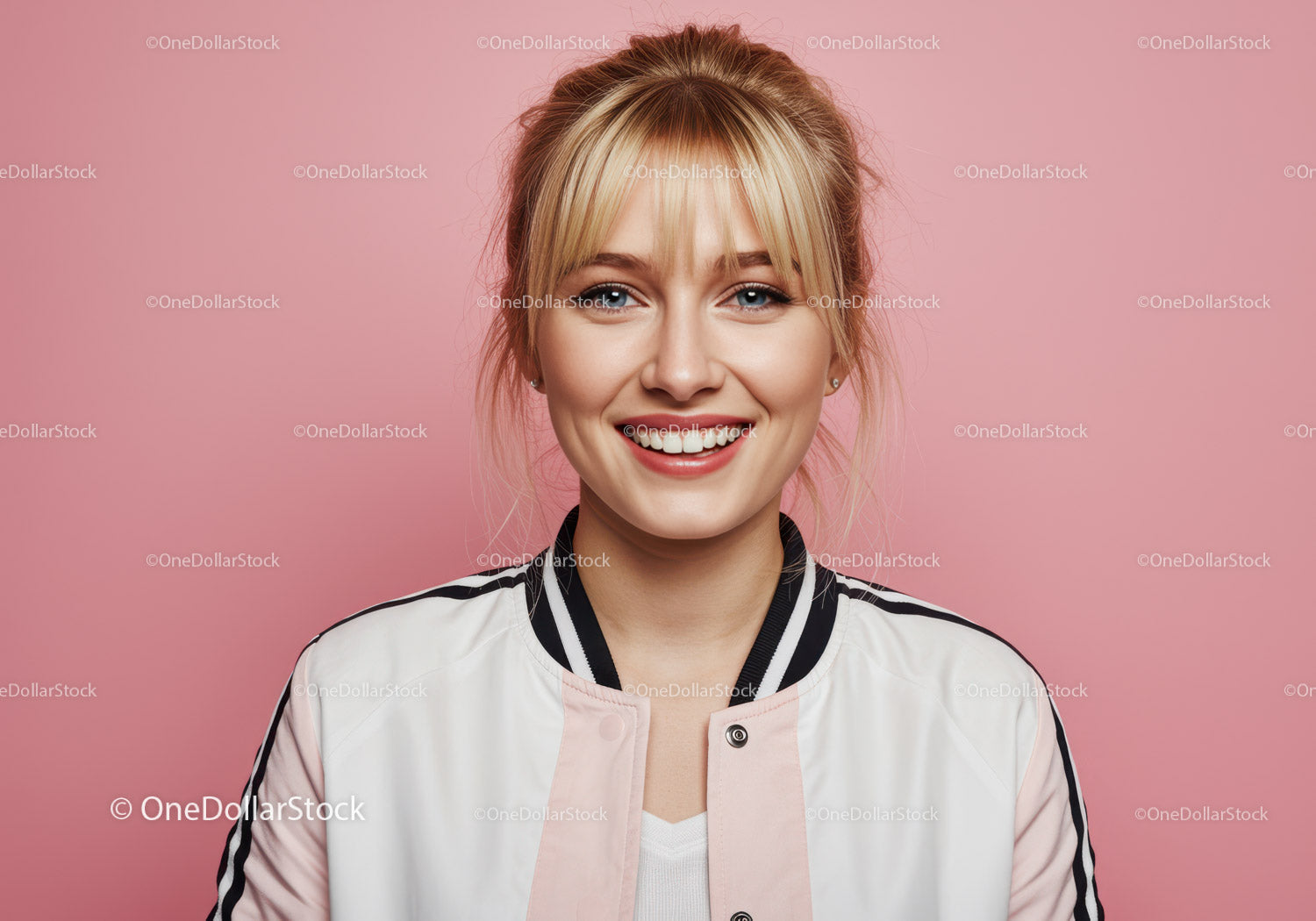 Portret uśmiechniętej blondynki w swobodnym stroju na różowym tle