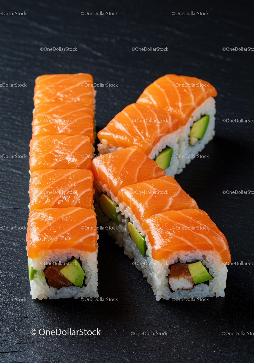 Świeże rolki sushi z łososiem i awokado na talerzu łupkowym