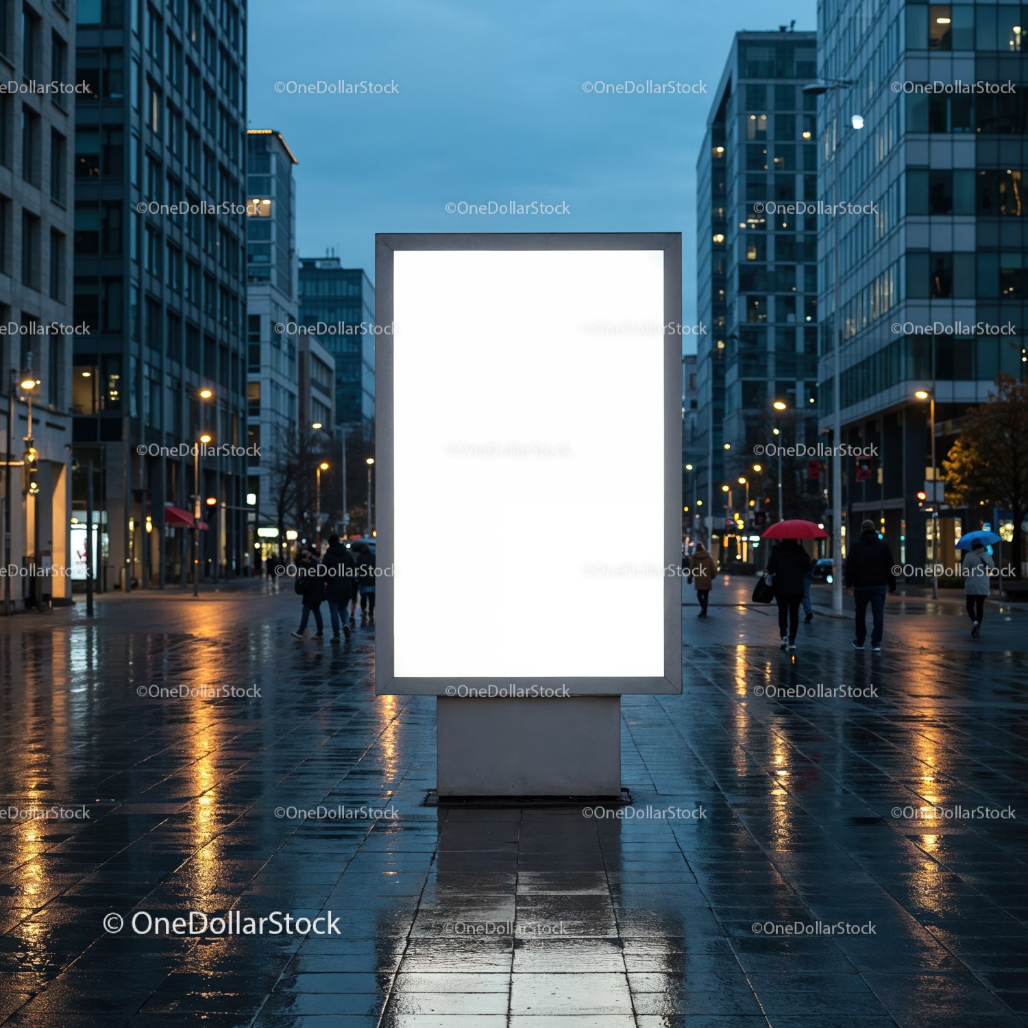 Pusty, oświetlony billboard na deszczowej, miejskiej ulicy wieczorowej