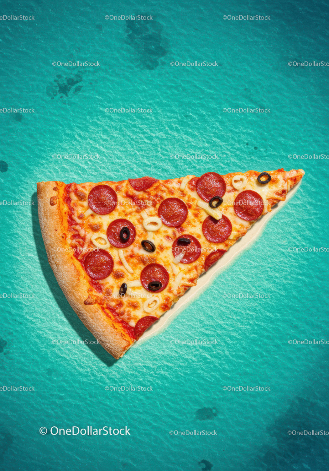 Kawałek pizzy pepperoni na turkusowym, teksturowanym tle