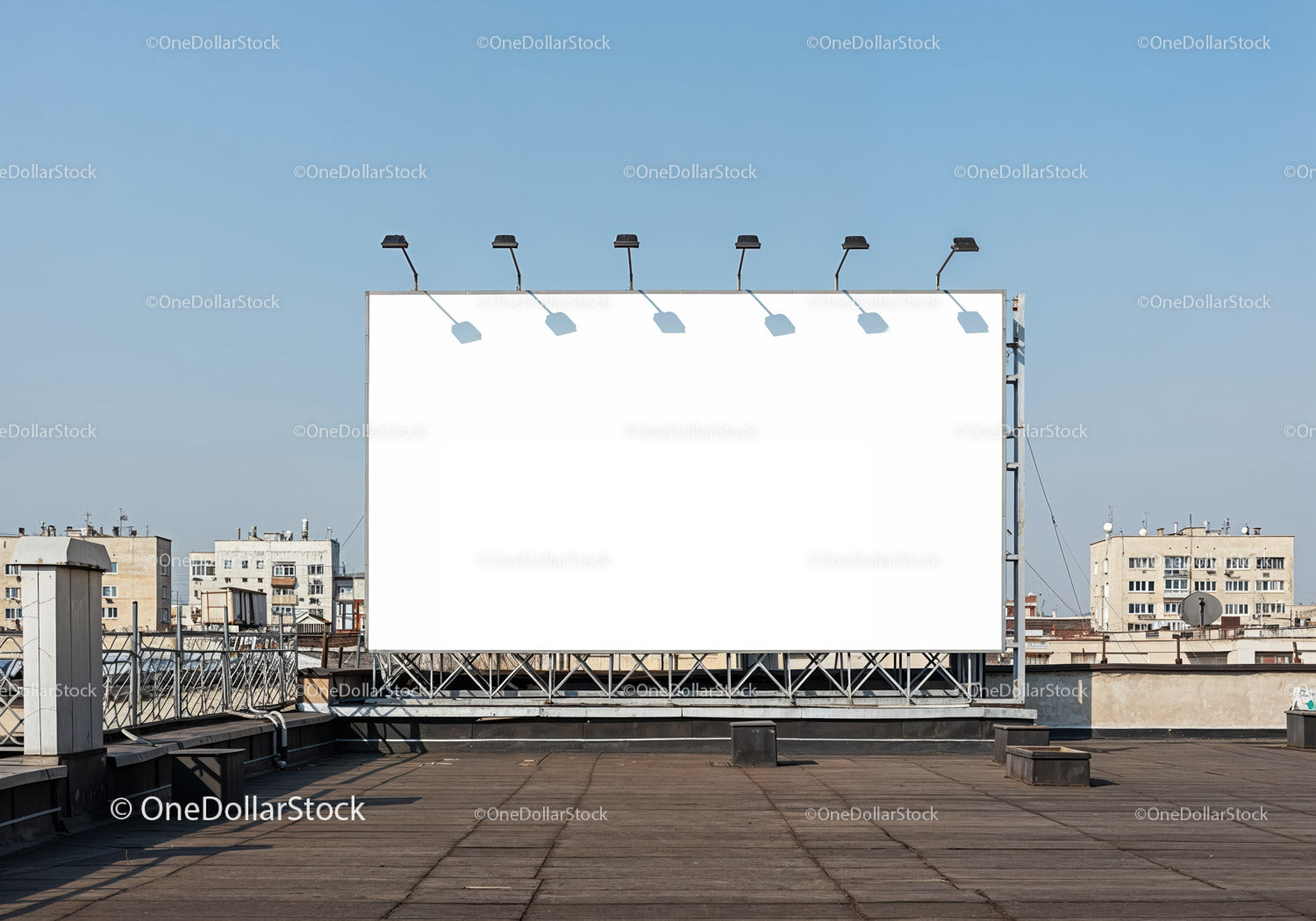 Pusty billboard na dachu miejskim pod czystym niebem